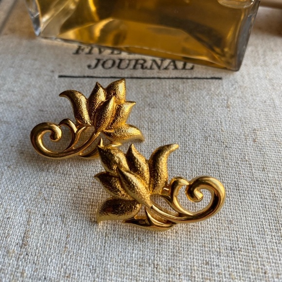 Parisian aesthetic gold tone vintage clip on earrings - Picture 6 of 13